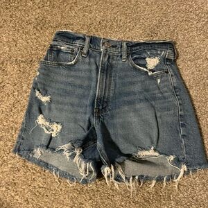 Abercrombie mom short, medium destroy wash
